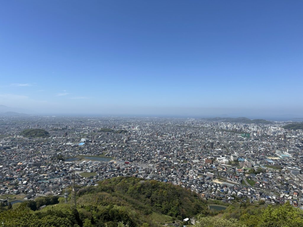 淡路ヶ峠山頂から見える松山の街並みと山並み