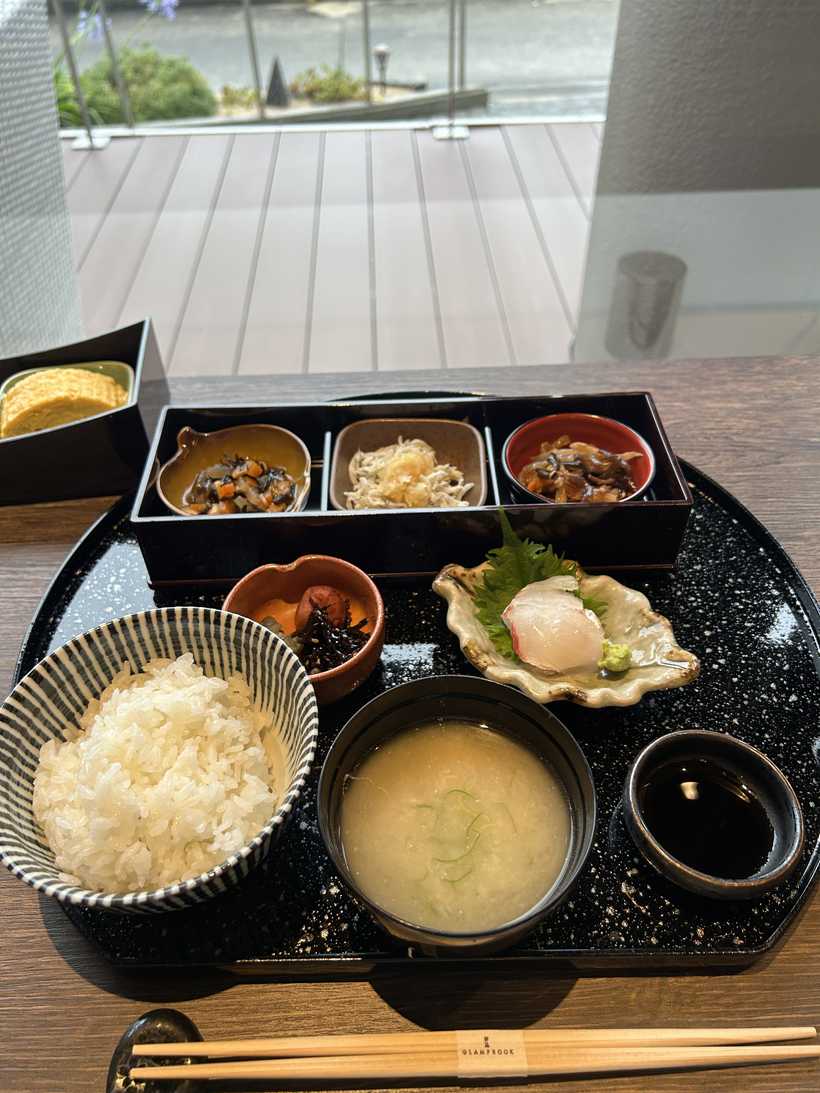 和朝食の小鉢とごはん・お味噌汁