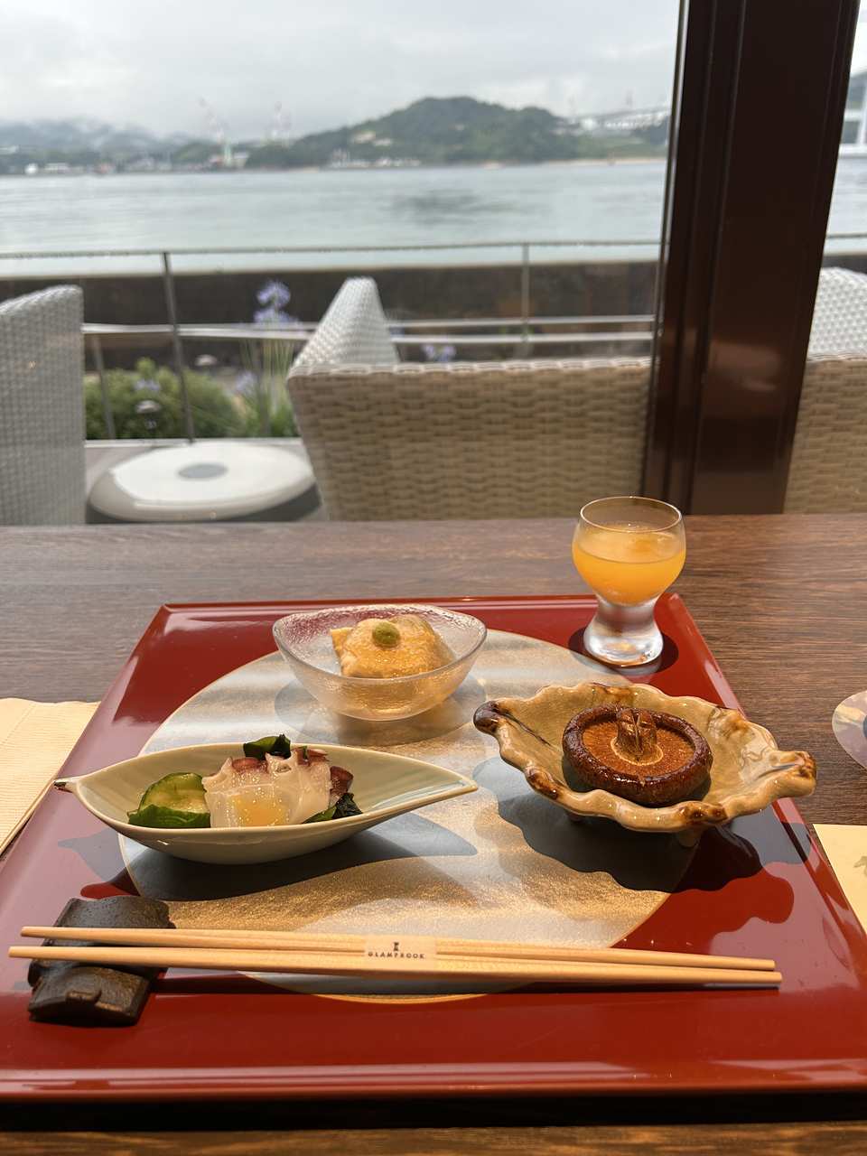 先付け3種(真蛸酢味噌掛け・胡麻豆腐のジュレ掛け・焼き椎茸)と食前酒のみかん酒